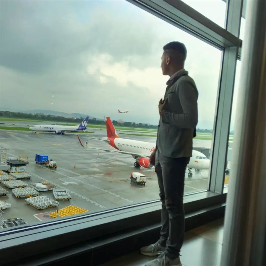 Brahian en el aeropuerto antes de viajar a Nueva York