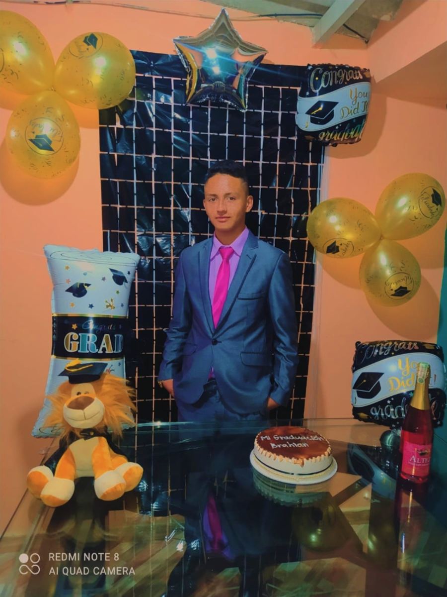 Brahian en su graduación en Colombia